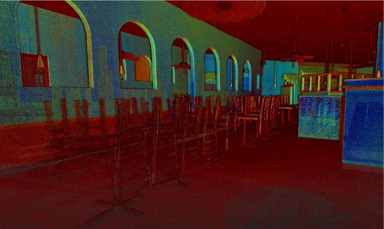 Nube de puntos del interior del Restaurante Allure cuenta con sillas apiladas boca abajo sobre las mesas, espejos arqueados en la pared, ventiladores de techo y una iluminación tenue y colorida que evoca un ambiente acogedor a altas horas de la noche