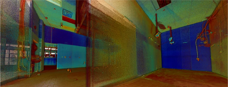 Nube de puntos de una sala vacía, en penumbra, con paredes teñidas de azul y tuberías a la vista desprende un aire industrial. El suelo está cubierto de escombros, lo que apunta a una reforma, mientras que una puerta al fondo sugiere una futura transformación en restaurante