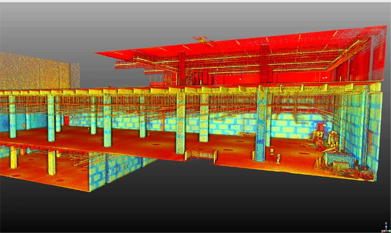 Nube de puntos escaneada en 3D del interior de un edificio BOVIS de varios niveles, que muestra columnas estructurales, paredes, techos y líneas de servicios públicos expuestas en vivos colores rojo, amarillo, naranja y azul