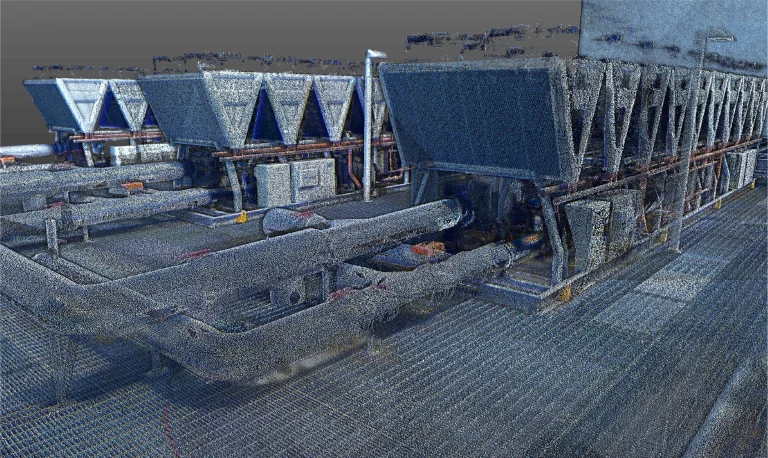 Una nube de puntos de un entorno industrial muestra grandes unidades de refrigeración y tuberías interconectadas sobre una plataforma metálica en EQUINIX, con un suelo en forma de rejilla y estructuras mecánicas visibles por todas partes