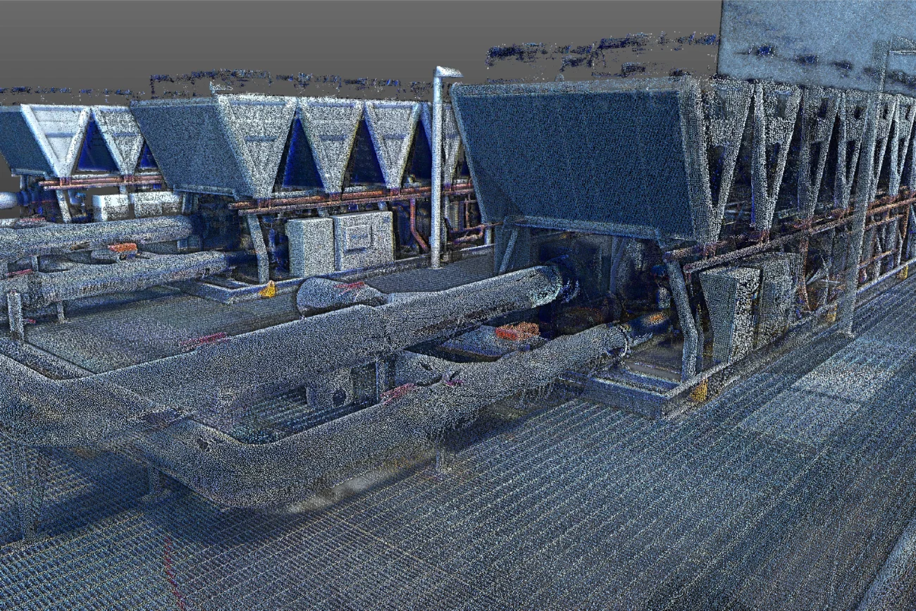 nube de puntos de una instalación industrial, como EQUINIX Bodega, que muestra grandes unidades HVAC conectadas por tuberías gruesas sobre un piso de metal enrejado, con estructuras complejas y maquinaria visibles en una visualización 3D similar a una malla.