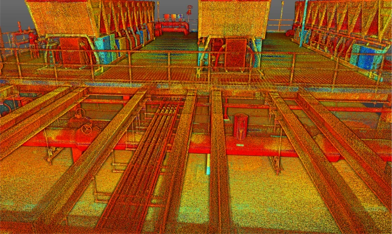 Nube de puntos de nave industrial vacía y poco iluminada que recuerda a una bodega, con tuberías a la vista en el techo, pilares de hormigón y paredes desnudas, lo que crea un ambiente espacioso y utilitario