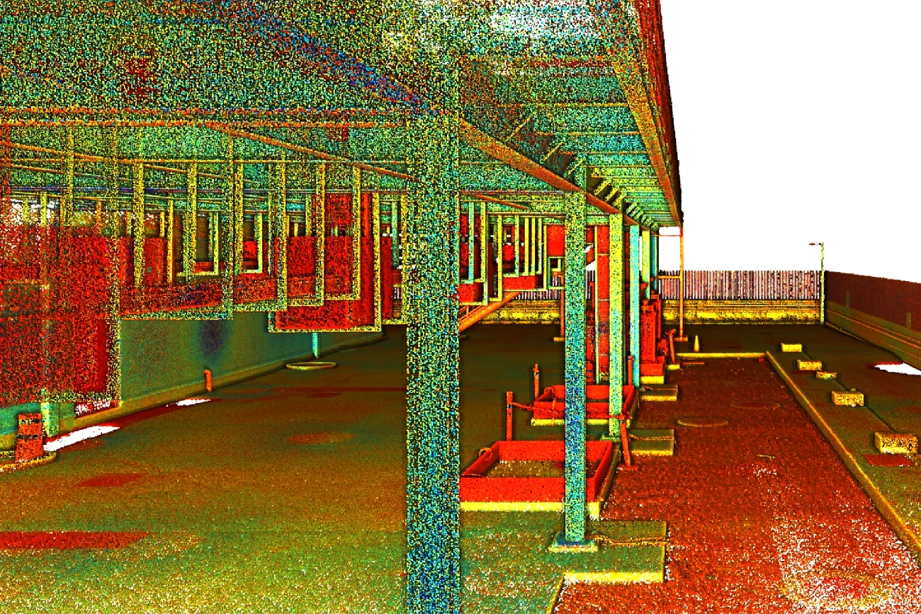 nube de puntos 3D de una estructura exterior cubierta en Bodega, que presenta vigas verticales, barandillas y un suelo pavimentado (probablemente a partir de un estudio láser), representado en puntos vibrantes de color rojo, verde, azul y amarillo.