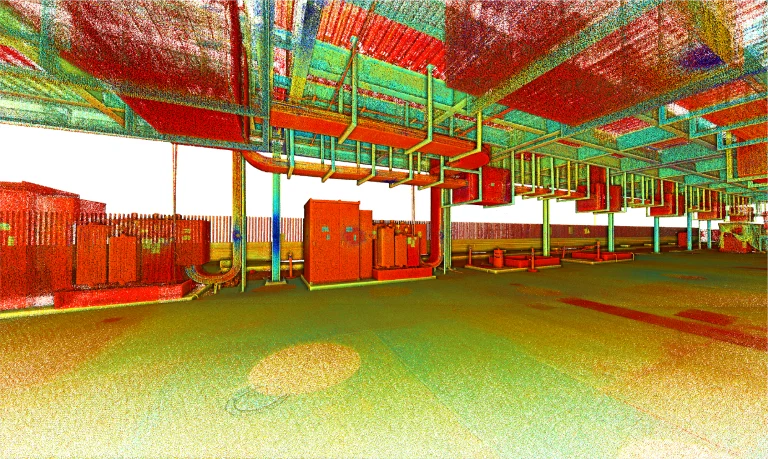 Una colorida nube de puntos escaneada en 3D de una instalación industrial de Bodega con grandes equipos, tuberías y una estructura de tejado cubierta, vista desde debajo del tejado con detallados puntos de datos rojos, verdes y amarillos