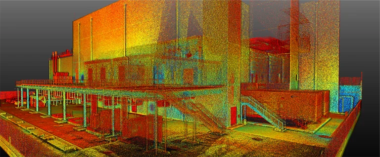 Una colorida nube de puntos escaneada en 3D del edificio industrial EQUINIX, que muestra características estructurales detalladas como columnas, paredes y plataformas, con colores que indican diferentes alturas o intensidades de datos escaneados