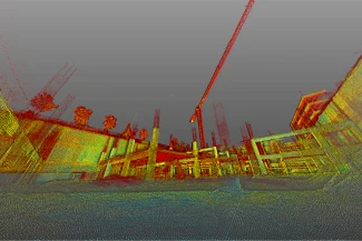 Imagen de nube de puntos de la obra en construcción del Centro Comercial Punto Sur, con estructuras de edificios, columnas y una grúa. La escena se representa en tonos rojos, amarillos y verdes, creando un efecto digital 3D bajo un cielo gris.