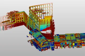 Un colorido modelo de nube de puntos en 3D de varios edificios que se cruzan, incluido el emblemático edificio Grimshaw, con estructuras arquitectónicas y árboles visibles, mostrados sobre un fondo de gradiente gris claro.
