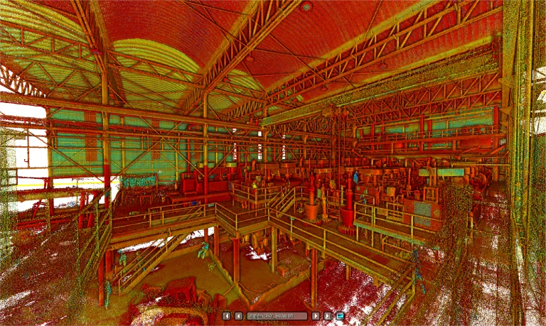 Una vista de nube de puntos del interior de la nave industrial Mina DIABRAS muestra complejas estructuras de acero, pasarelas, maquinaria y equipos bajo un gran tejado arqueado con abundantes detalles en tonos rojos, amarillos y verdes