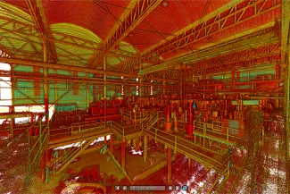 Una representación digital filtrada a color del interior del almacén industrial de Mina DIABRAS muestra vigas de metal, plataformas y maquinaria bajo un gran techo arqueado, con tonos rojos y amarillos que dominan la escena.