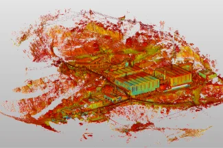 Un colorido mapa de nube de puntos 3D de Mina DIABRAS, una instalación industrial, presenta edificios y estructuras en verde y amarillo entre puntos rojos dispersos que representan el terreno o la vegetación, todo sobre un fondo degradado gris claro.