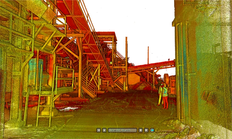 Nube de puntos de Mina DIABRAS fuertemente filtrada en color muestra estructuras metálicas, pasarelas y cintas transportadoras. Una persona con chaleco reflectante permanece de pie cerca del lado derecho, iluminada por llamativos efectos de luz naranja y verde
