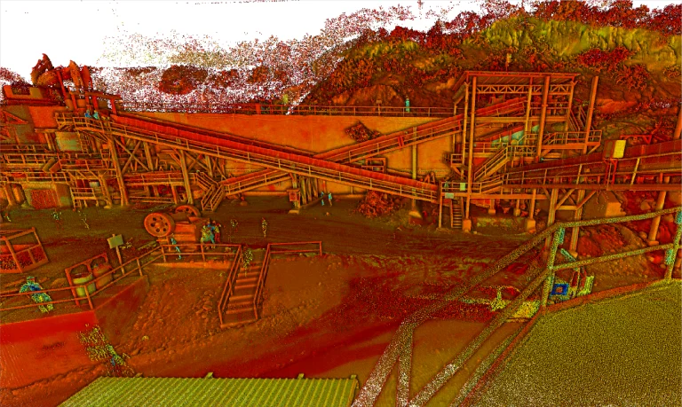 Nube de puntos Mina DIABRAS con varias cintas transportadoras, estructuras metálicas y maquinaria, rodeado de terreno rocoso y colinas. La imagen presenta un llamativo efecto de distorsión del color rojo y naranja
