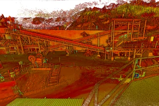 Un yacimiento minero industrial en Mina DIABRAS presenta cintas transportadoras, maquinaria y estructuras metálicas contra una ladera rocosa. Se ven varias figuras humanas pequeñas, todas bañadas por un intenso efecto de filtro rojo y naranja.