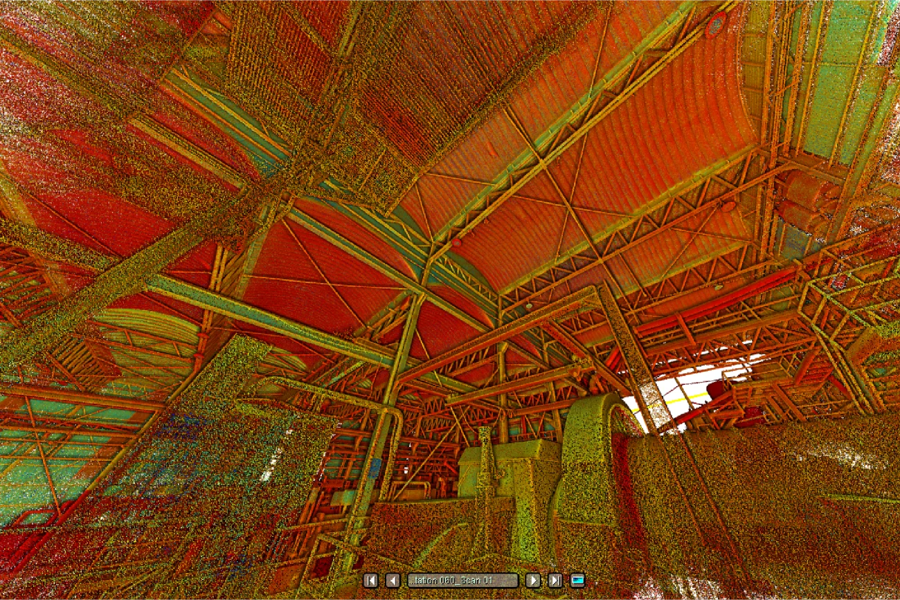 Imagen de nube de puntos a color, mejorada digitalmente, del interior industrial de Mina DIABRAS, con vigas, tuberías y cerchas expuestas bajo un gran techo arqueado. La vista está distorsionada con patrones de ruido rojo, verde y amarillo.