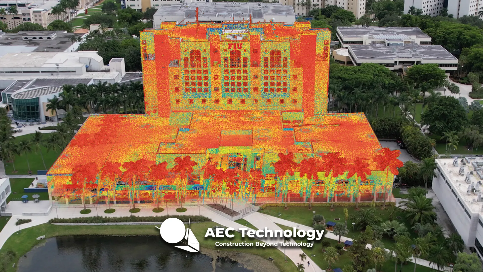 Vista aérea de un gran edificio de la Universidad Internacional de Florida superpuesta una nube de puntos en rojo, naranja, amarillo y verde. En la parte inferior aparece el logotipo AEC Technology, Construction Beyond Technology.