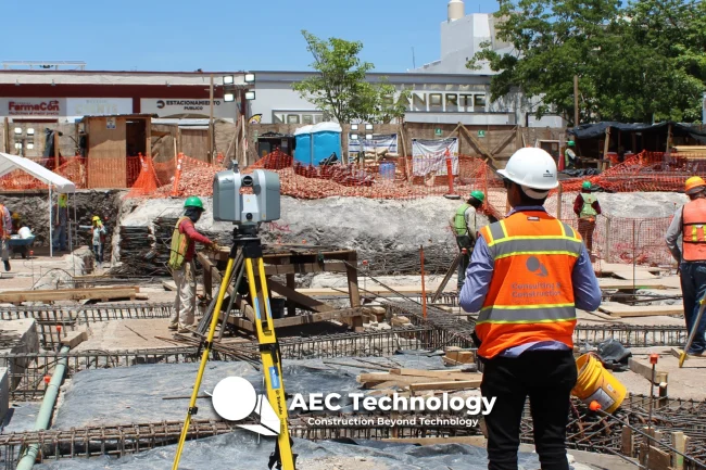 Obra de construcción con trabajadores con equipo de seguridad, equipos de topografía, Escaneo Láser, estructuras de armadura y maquinaria. Un ingeniero con chaleco reflectante supervisa la actividad. El logotipo de AEC Technology y la marca Coppel Culiacán aparecen en primer plano.