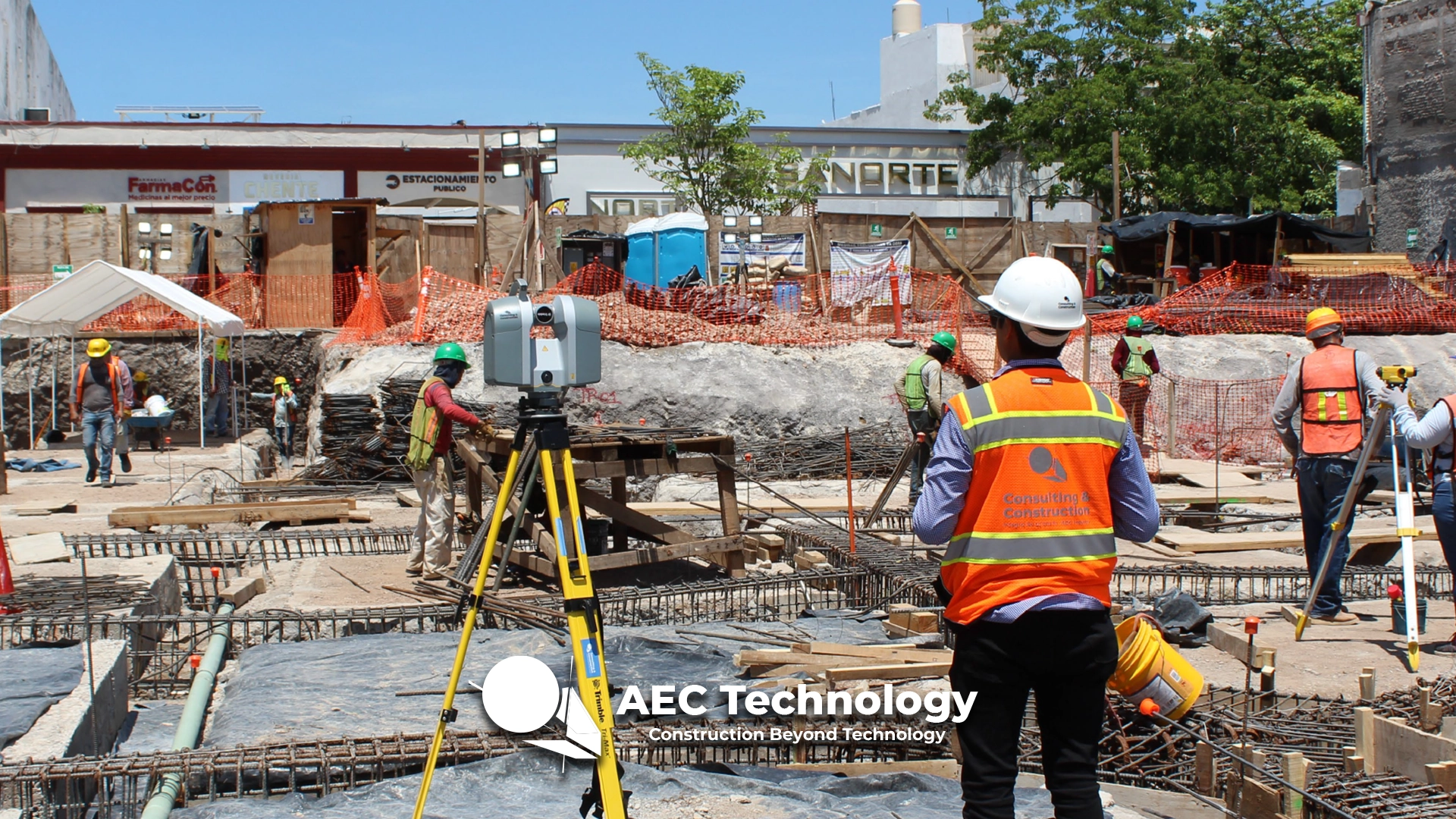 Obra de construcción con trabajadores con equipo de seguridad, equipos de topografía, Escaneo Láser, estructuras de armadura y maquinaria. Un ingeniero con chaleco reflectante supervisa la actividad. El logotipo de AEC Technology y la marca Coppel Culiacán aparecen en primer plano.