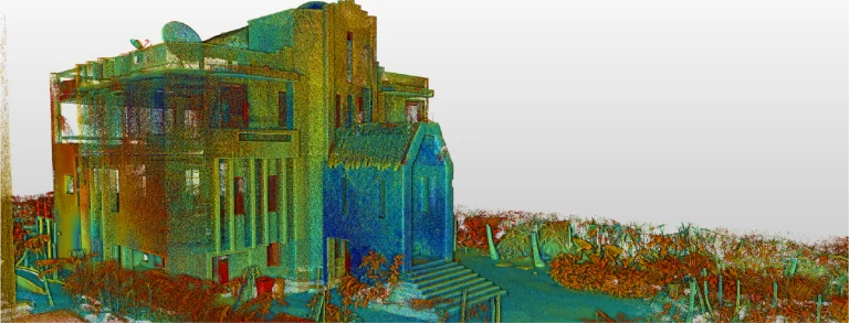 Nube de puntos 3D de una casa de varias plantas con escaleras, rodeada de vegetación, representada en varios colores sobre un fondo blanco, ideal para su integración con un flujo de trabajo Modelo BIM