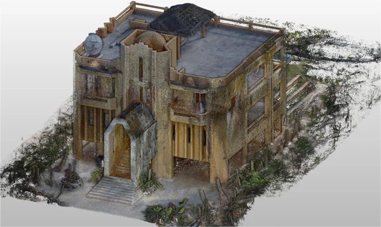 Nube de puntos de un edificio de dos plantas con tejado plano, escalera de entrada, balcones y vegetación circundante se muestra desde arriba en un ángulo,