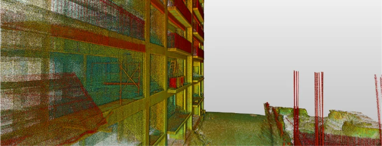 Nube de puntos 3D coloreada de un desarrollo de Grand Valbuena, que muestra elementos estructurales detallados, andamios y barras de refuerzo de una vivienda en construcción, con parte de la obra extendiéndose hacia una zona abierta e inacabada