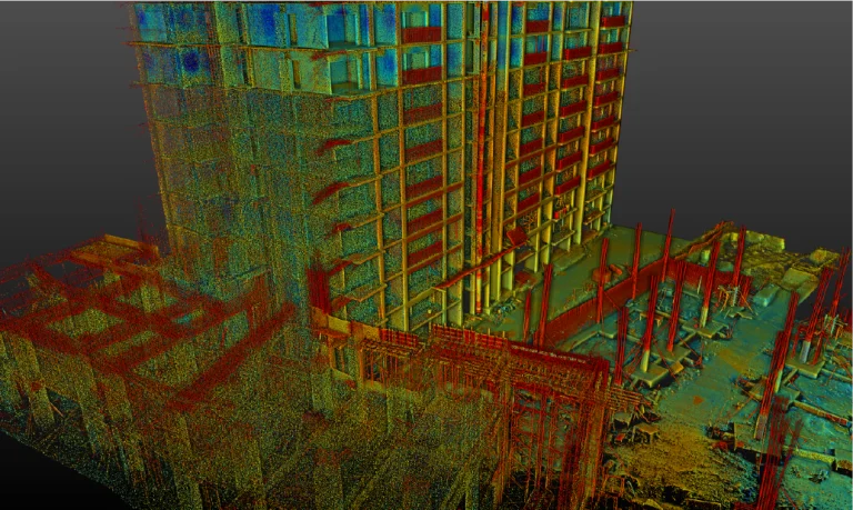 Colorido escaneado de nubes de puntos en 3D del desarrollo de viviendas Grand Valbuena, en el que se destacan estructuras de edificios de varios pisos, andamios y materiales de construcción en el suelo durante la construcción