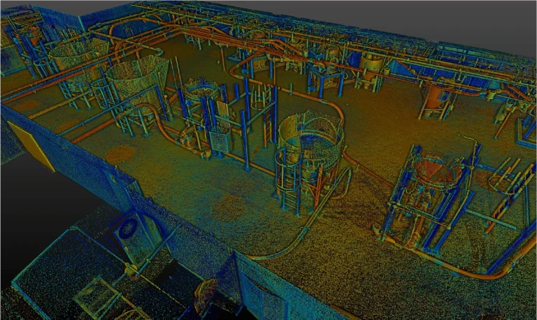 Nube de puntos de planta industrial de Mondeléz con múltiples grandes depósitos, tuberías y maquinaria dispuestos a lo largo de un pasillo central, que muestra los detalles estructurales desde una perspectiva aérea