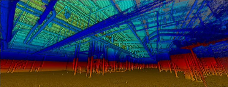 Nube de puntos 3D coloreada del interior de una planta industrial de Mondeléz, que muestra las vigas estructurales y el equipamiento. Los colores van del rojo en el suelo al azul en el techo, indicando las diferencias de elevación