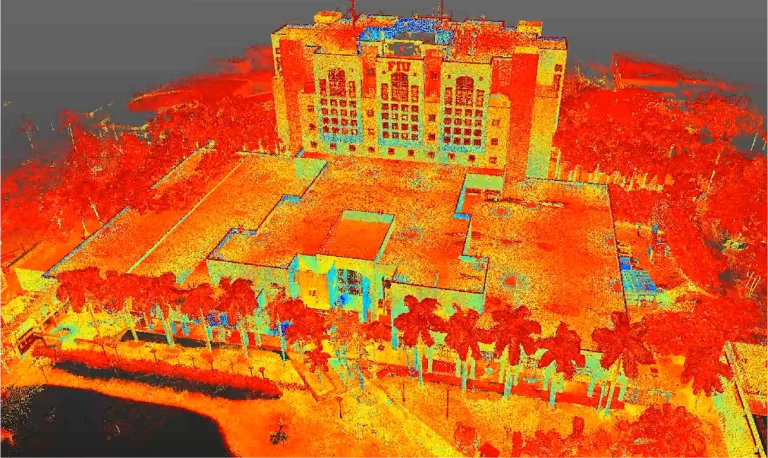Una imagen de nube de puntos 3D coloreada muestra un gran edificio de varios pisos en la Universidad Internacional de Florida rodeado de palmeras, con colores que van del rojo al azul indicando valores de elevación o intensidad