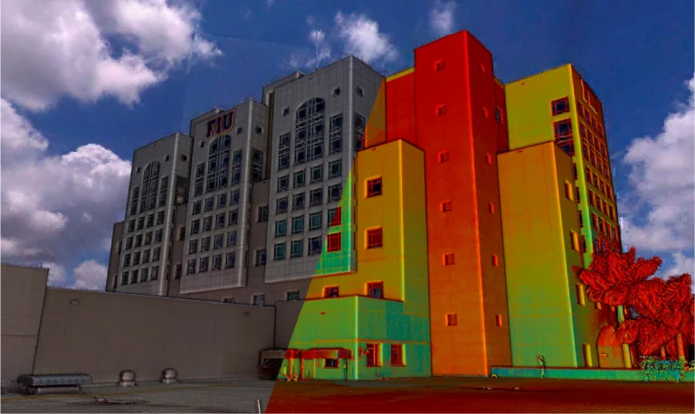 Edificio de la Universidad Internacional de Florida (FIU) se alza bajo un cielo parcialmente nublado; la mitad izquierda aparece en colores naturales, mientras que la derecha muestra la nube de puntos