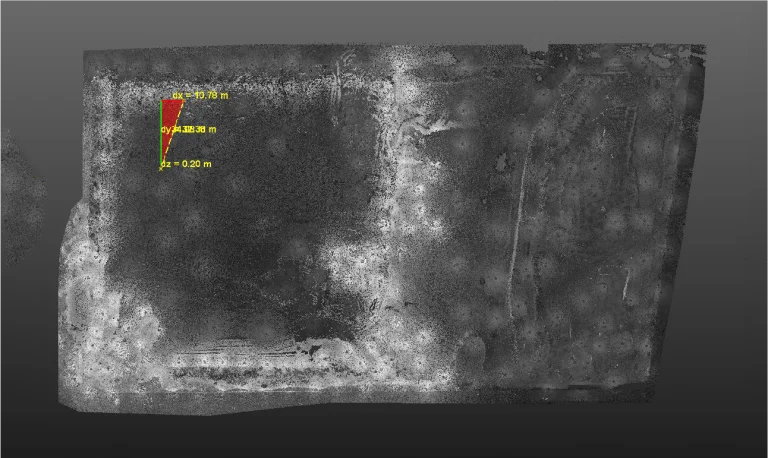 Escaneado en escala de grises de una superficie rectangular con manchas claras y oscuras dispersas, procedente de Planta Industrial Nissan. En la parte superior izquierda aparecen tres líneas de medición amarillas y rojas etiquetadas y=2,35 m, x=0,76 m y z=0,29 m
