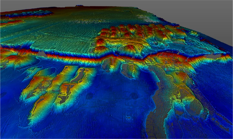 Mapa de elevación en 3D que muestra un terreno con crestas, valles y mesetas en azul, verde, amarillo y rojo de Planta Industrial Nissan
