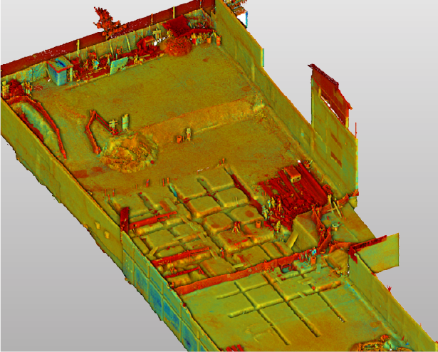 Una nube de puntos 3D coloreada de una obra de Escaneo Láser Coppel Culiacán muestra las alturas de los objetos y los detalles de la superficie en rojo, amarillo y verde. Varias estructuras y equipos son claramente visibles