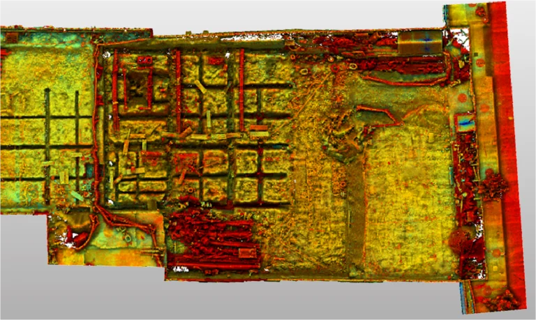 Un mapa digital de arriba abajo codificado por colores de un escaneo láser en Coppel Culiacán muestra la disposición del edificio, resaltando los detalles estructurales y las variaciones del terreno en varias secciones rojas, amarillas y verdes