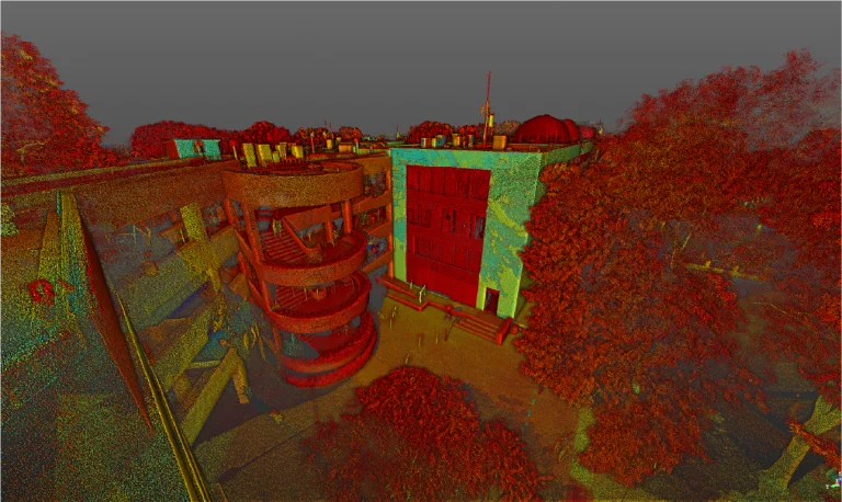 Nube de puntos de edificio con una escalera de caracol roja en el Tecnológico de Monterrey, rodeado de árboles. Los colores son exagerados, con fuertes matices rojos y verdes, y el cielo es gris. Se ven algunas personas cerca de la entrada