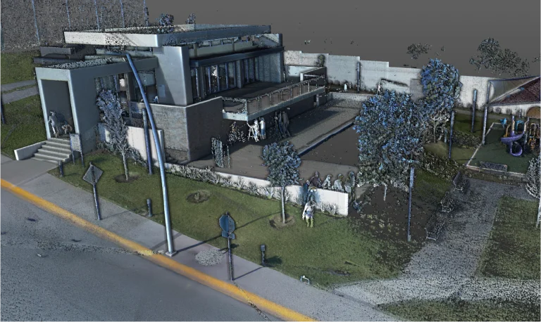 Nube de puntos desarrollo de Puerta de Hierro, con grandes ventanales, frondosa hierba, árboles y personas; un parque infantil y una calle con carteles realzan el vibrante ambiente de vivienda en primer plano