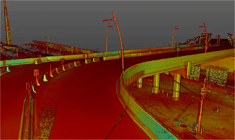 Nube de puntos de un paso elevado vacío en la Intersección Vial de las calles Lincoln y Kennedy, con rampas curvas, altas farolas y barandillas bajo un cielo gris. Los tonos rojos y verdes crean un efecto surrealista