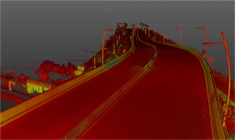 Nube de puntos de una carretera ancha y curva -quizá cerca de la Intersección Vial de las calles Lincoln y Kennedy- se eleva abruptamente bajo un cielo gris. Un filtro rojizo de alto contraste añade un aire surrealista y dramático a la escena flanqueada por farolas, árboles dispersos y edificios distantes