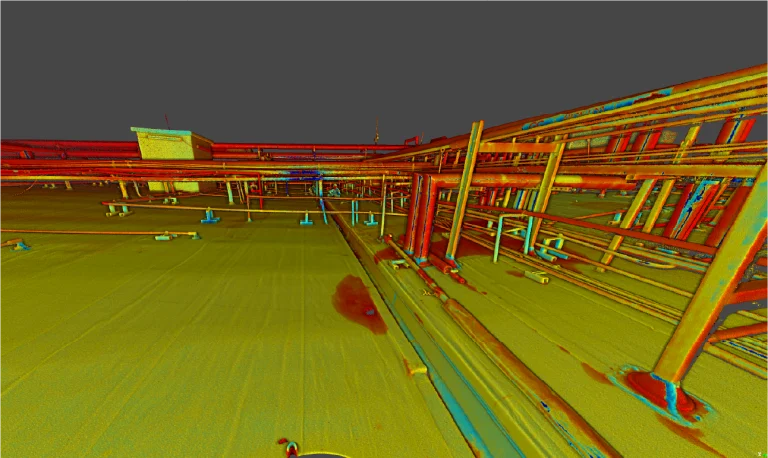 Un escaneado 3D coloreado de la azotea de Planta Industrial Sukarne muestra numerosas tuberías y soportes metálicos. La imagen utiliza tonos rojos, amarillos y azules para resaltar las estructuras sobre un cielo gris