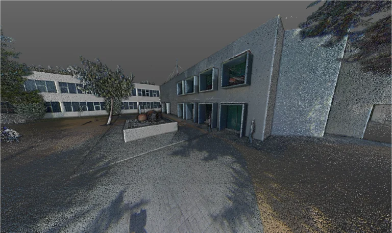 Nube de puntos 3D de un moderno edificio del Tecnológico de Monterrey Pachuca, con grandes ventanales, un patio y árboles; las sombras y las motas de color crean un efecto digital pixelado