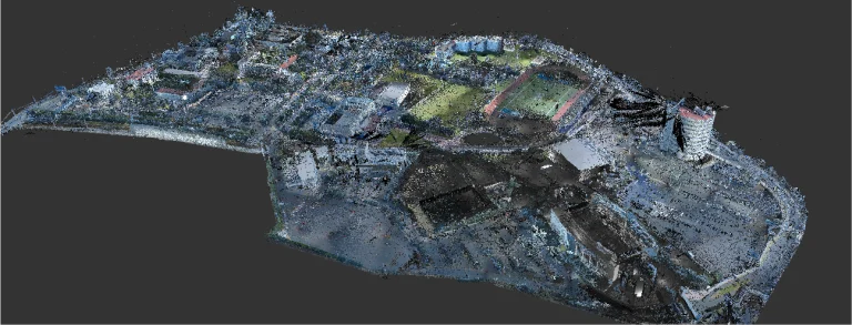 Una nube de puntos 3D del campus del Tecnológico de Monterrey Querétaro, que muestra edificios, carreteras, aparcamientos, un campo deportivo verde y una alta estructura de varios pisos a vista de pájaro con puntos de datos dispersos