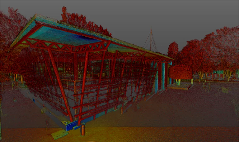 Una colorida representación digital en nube de puntos de un moderno edificio del Tecnológico de Monterrey en Querétaro con soportes inclinados, árboles y suelo pavimentado, visto desde un ángulo con vivos reflejos rojos, azules y verdes