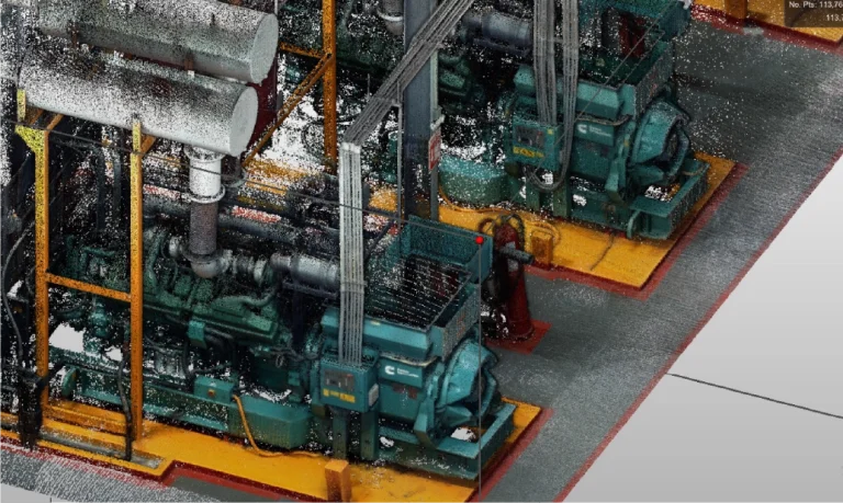 Imagen nube de puntos de maquinaria industrial, incluidos dos grandes generadores o motores verdes sobre plataformas naranjas, rodeados de tuberías y estructuras metálicas en una instalación interior