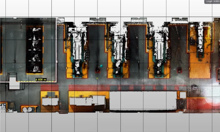 Un plano de una instalación industrial muestra grandes máquinas, pasarelas y zonas de color. Una sección resaltada en amarillo mide 4.808 metros, lo que le confiere un aspecto esquemático preciso y técnico
