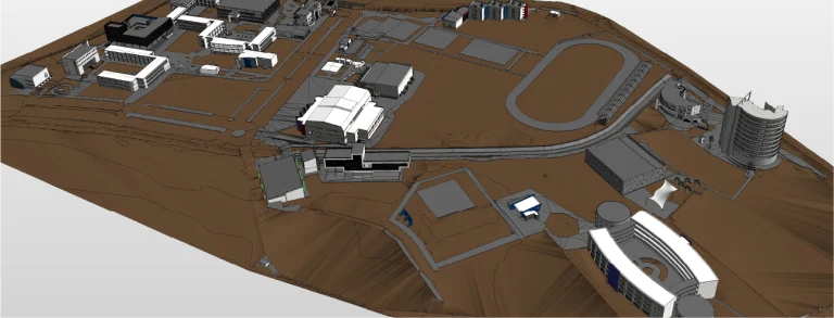 Modelo renderizado en 3D del campus de Querétaro del Tecnológico de Monterrey en un terreno irregular, con múltiples edificios, un óvalo de atletismo, carreteras y caminos dispuestos en un terreno marrón e inclinado