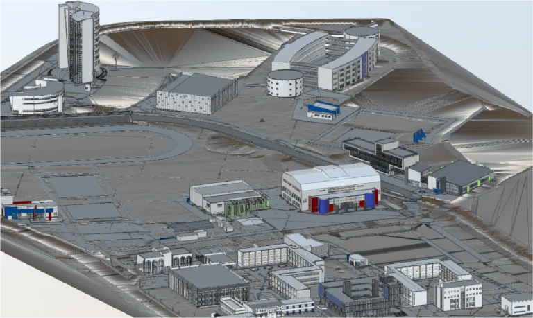 Un modelo digital en 3D muestra el campus del Tecnológico de Monterrey en Querétaro con edificios modernos, carreteras sinuosas y espacios abiertos en un terreno montañoso. Las estructuras varían en tamaño, muchas con fachadas coloridas y estilos arquitectónicos distintos