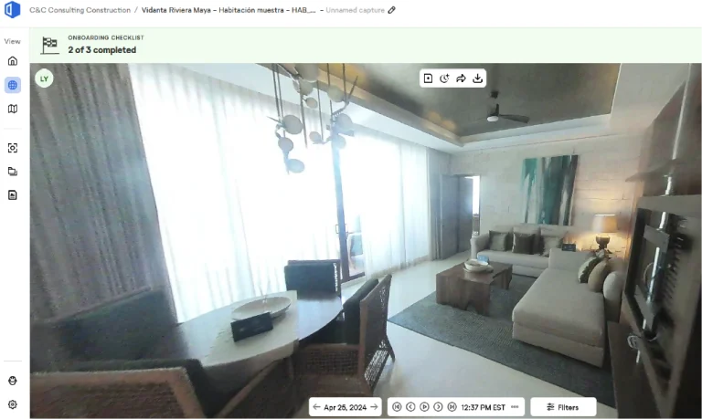 Una moderna sala de estar con sofá seccional, mesa de centro, obras de arte en la pared y TV. El comedor, tiene grandes ventanales con cortinas transparentes y una lámpara de techo decorativa que aporta luminosidad y ligereza