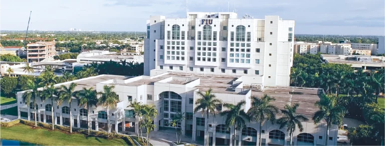 campus de la Universidad Internacional de Florida presenta otros edificios y un paisaje urbano al fondo