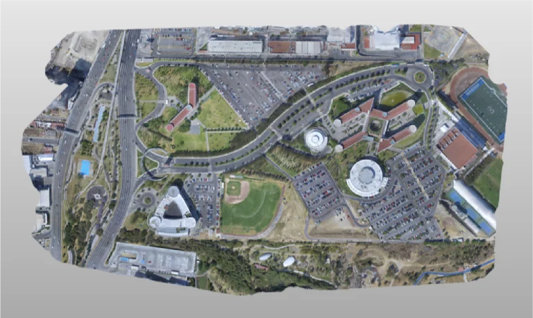 Vista aérea del campus del Tecnológico de Monterrey, Querétaro, con múltiples edificios, aparcamientos, un campo de béisbol y un estadio deportivo, todo ello rodeado de carreteras y exuberante vegetación