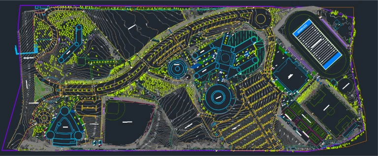 Plano detallado del Tecnológico de Monterrey, Querétaro, que muestra carreteras, edificios, estructuras circulares y triangulares, zonas de aparcamiento, campos deportivos y elementos paisajísticos con líneas de color y marcas de contorno