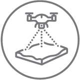 Ícono de línea gris de un dron volando sobre un mapa de terreno 3D, con líneas punteadas que se proyectan hacia abajo desde el dron hasta el mapa, todo encerrado en un borde circular